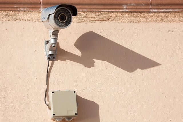 camera de surveillance fixer au mur